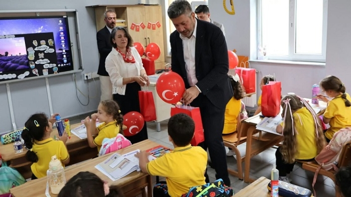 Başkan Özer, yeni eğitim-öğretim yılına adım atan 1. sınıf öğrencilerini unutmadı.